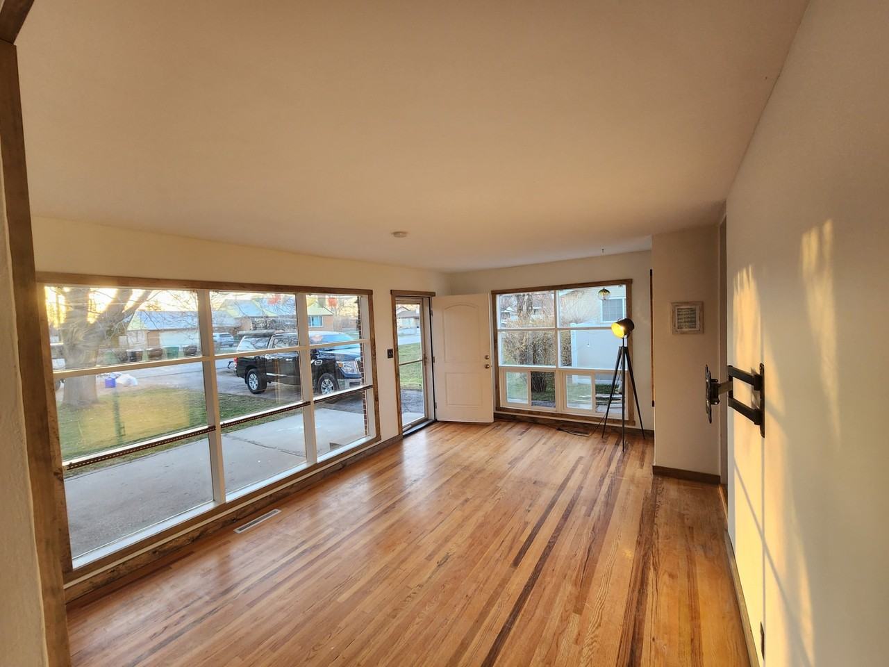 4605 S St - Photo 3 of 18