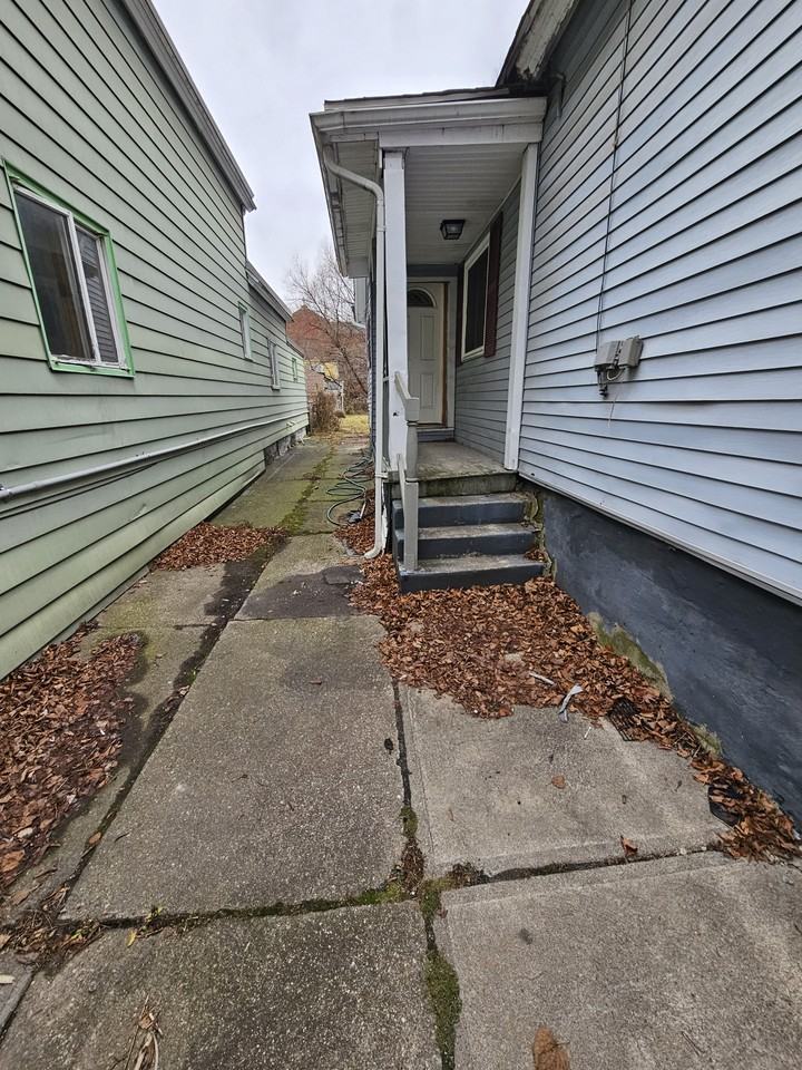 112 Gold St - Photo 2 of 27