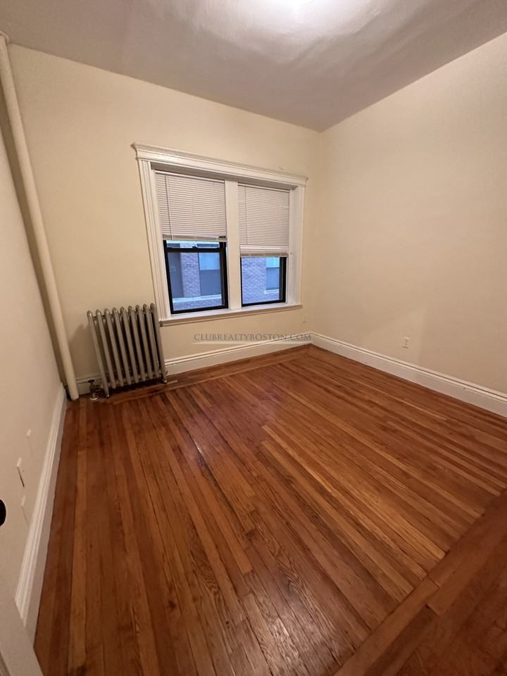 Affordable 1 bed in Fenway! - Photo 3 of 10