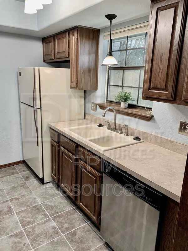 723 Rimrock Rd - Photo 5 of 15