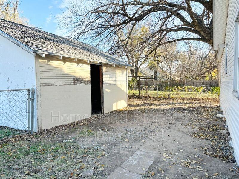 4508 S Lee Ave - Photo 3 of 16