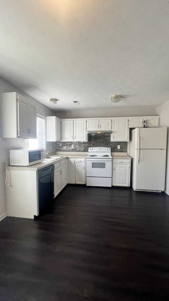 411 Country Villa - Photo 2 of 21