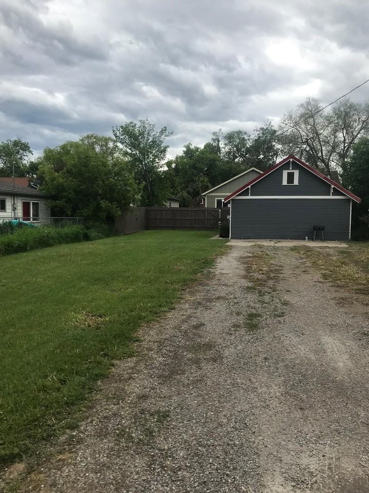 735 7th Ave E #B - Photo 2 of 10