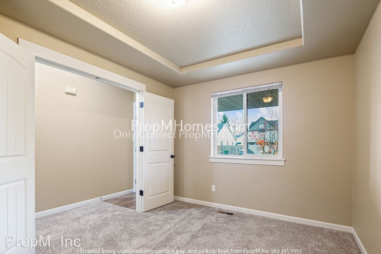 449 Vine Ave - Photo 3 of 38