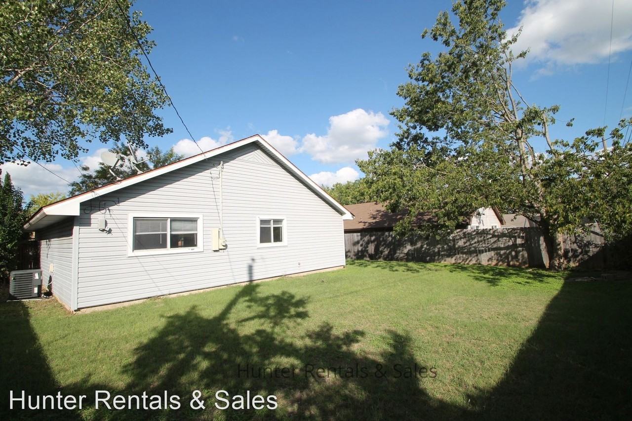 2404 Windmill Dr - Photo 3 of 19