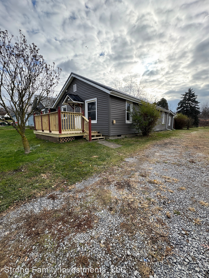 321 E Railroad St - Photo 2 of 12