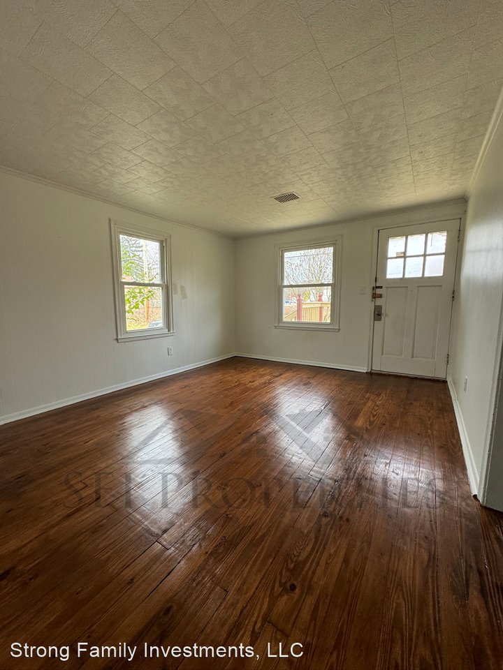 321 E Railroad St - Photo 3 of 12