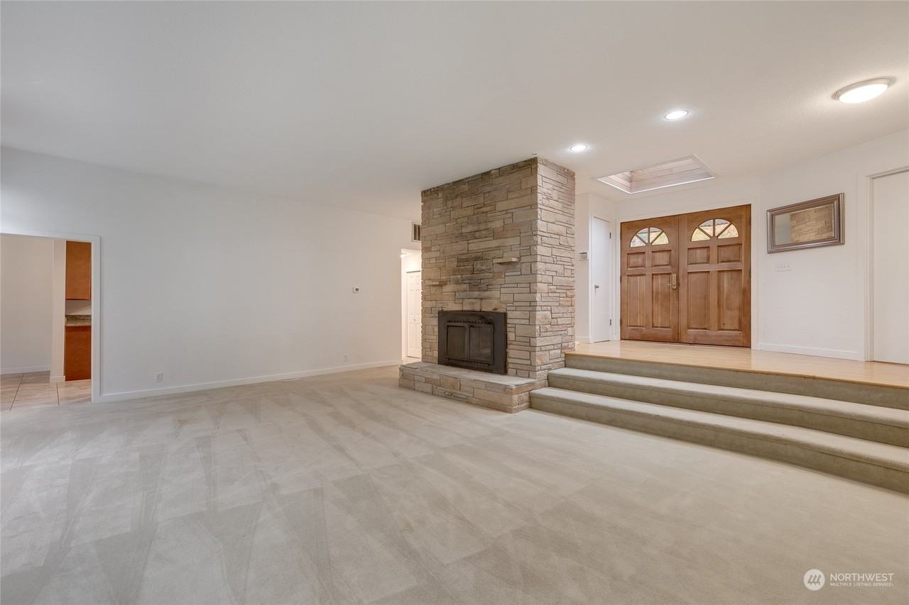 415 Front St S - Photo 2 of 24