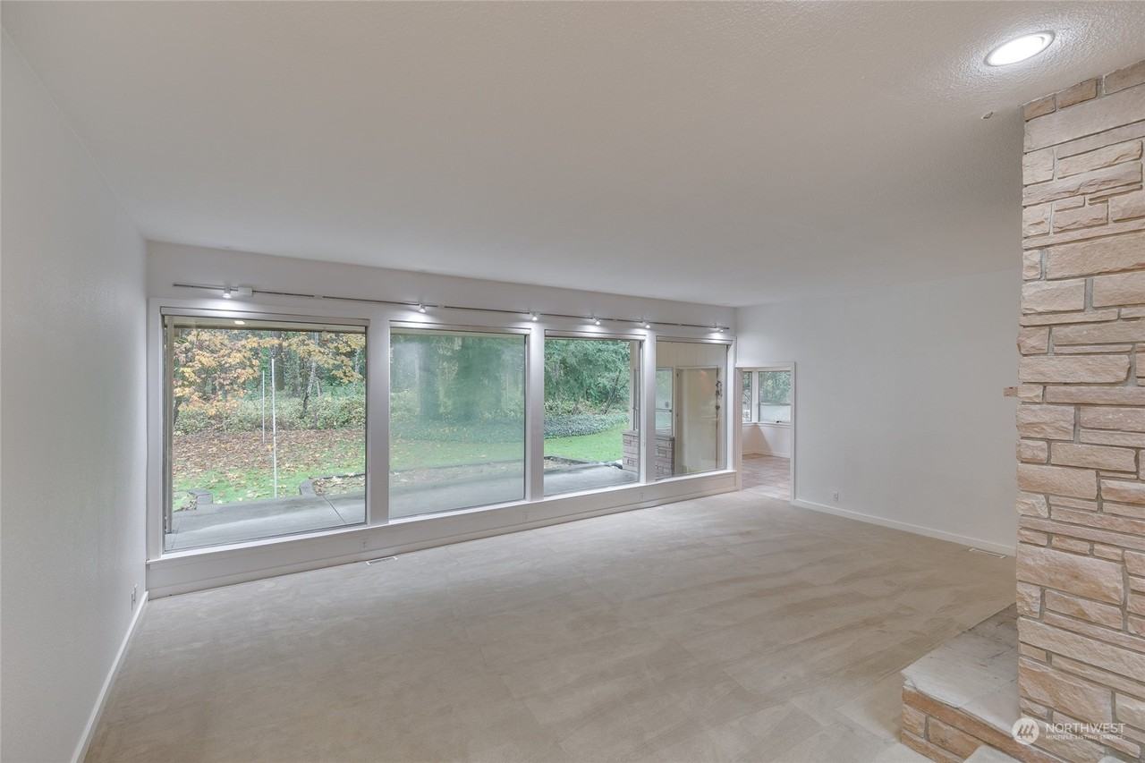 415 Front St S - Photo 3 of 24