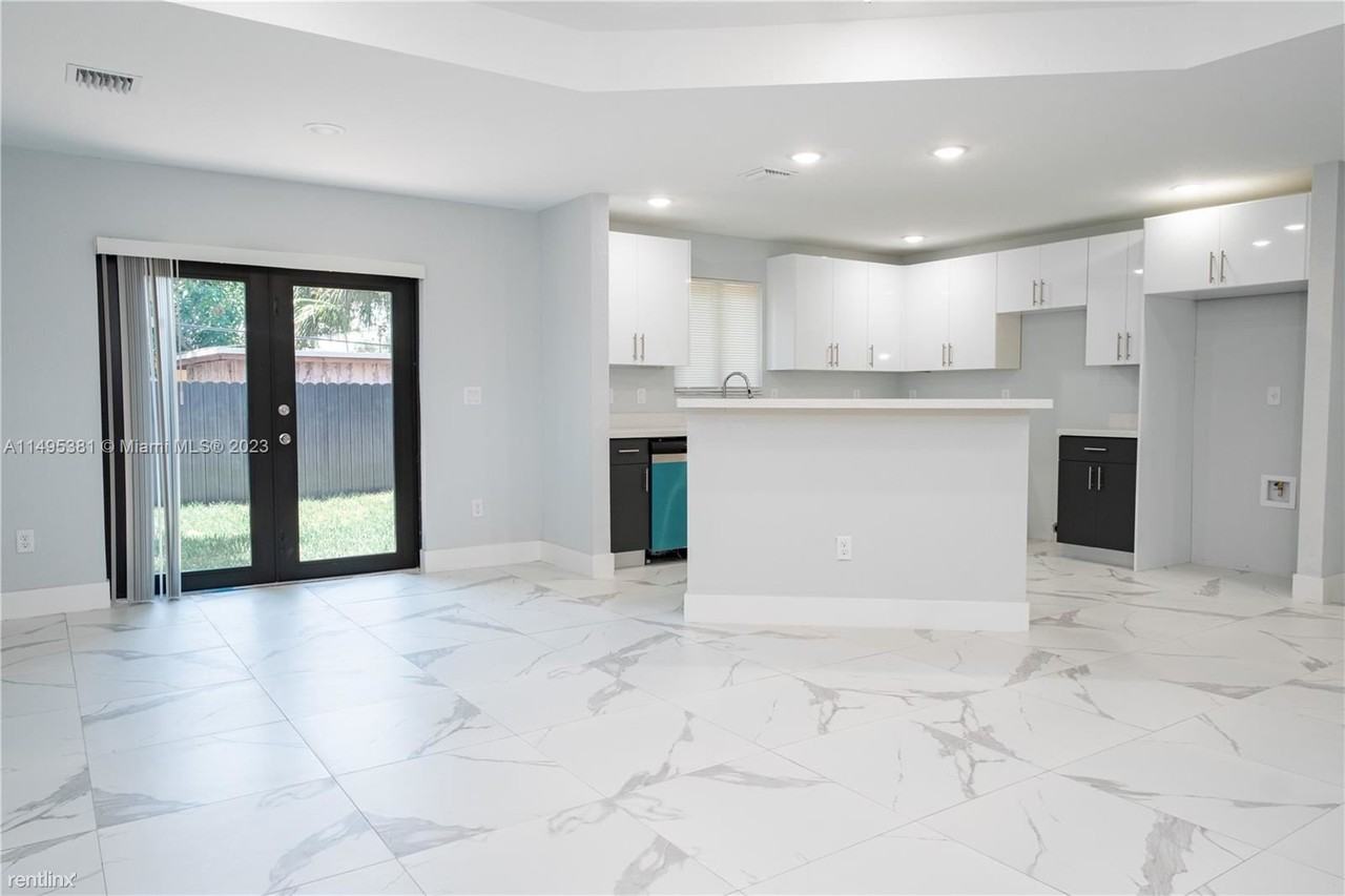 2522 Nw 9th Pl - Photo 2 of 28