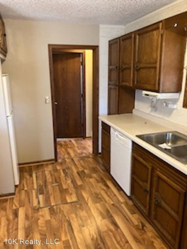 310 3rd Ave - Photo 3 of 6