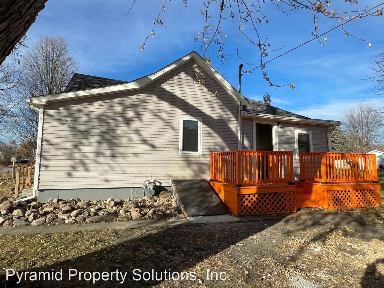 1117 W 2nd St - Photo 2 of 14