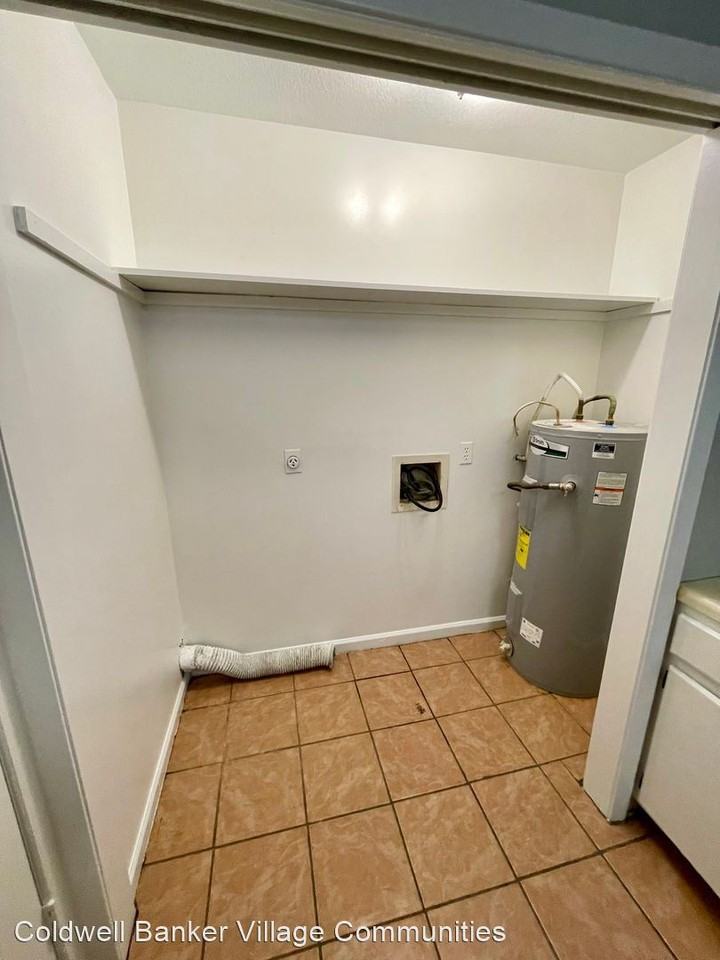 204 Oak St - Photo 3 of 15