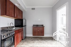 featured image of 6930 N Greenview Ave #502