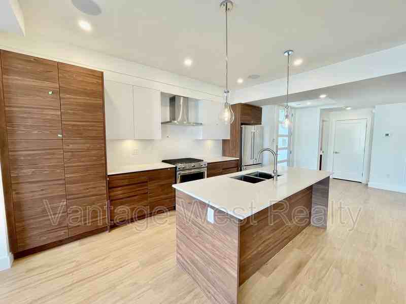 801 Grenfell Ave #3 - Photo 3 of 34