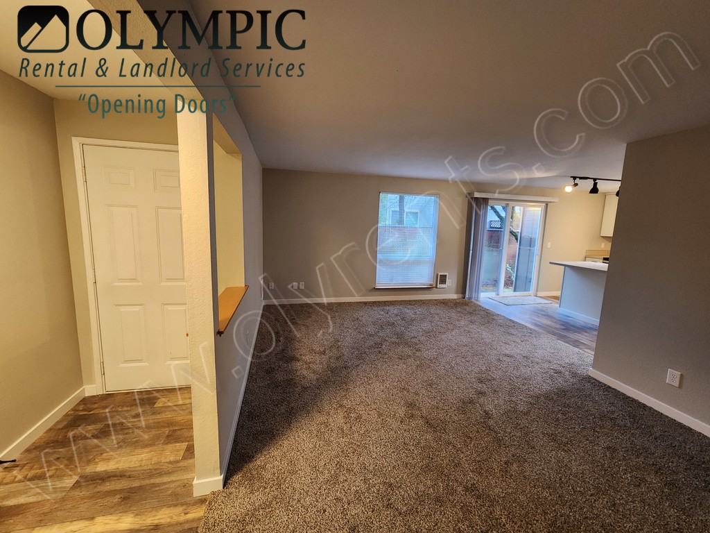 4521 15Th Ave Ne - Photo 5 of 17
