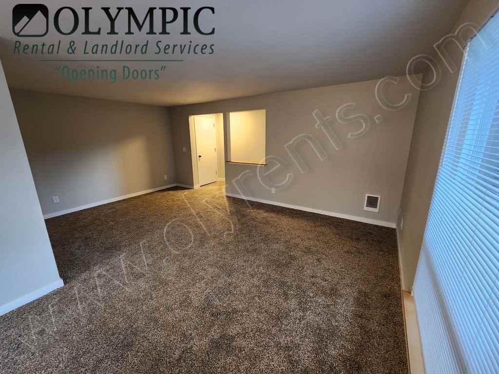 4521 15Th Ave Ne - Photo 6 of 17