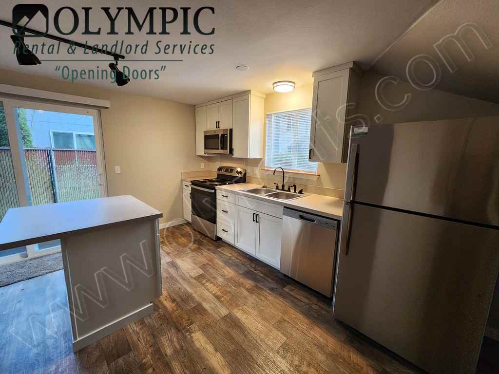 4521 15Th Ave Ne - Photo 3 of 17