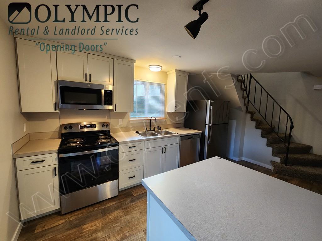 4521 15Th Ave Ne - Photo 4 of 17