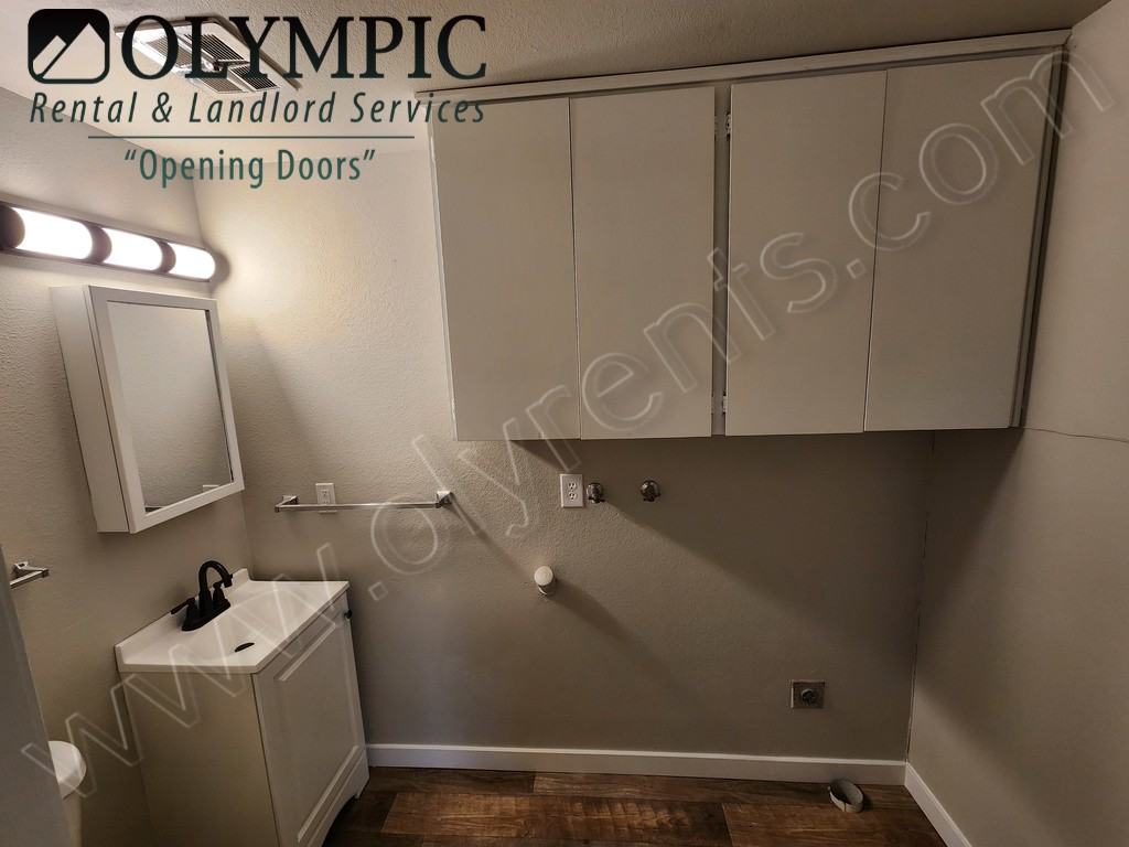 4521 15Th Ave Ne - Photo 7 of 17