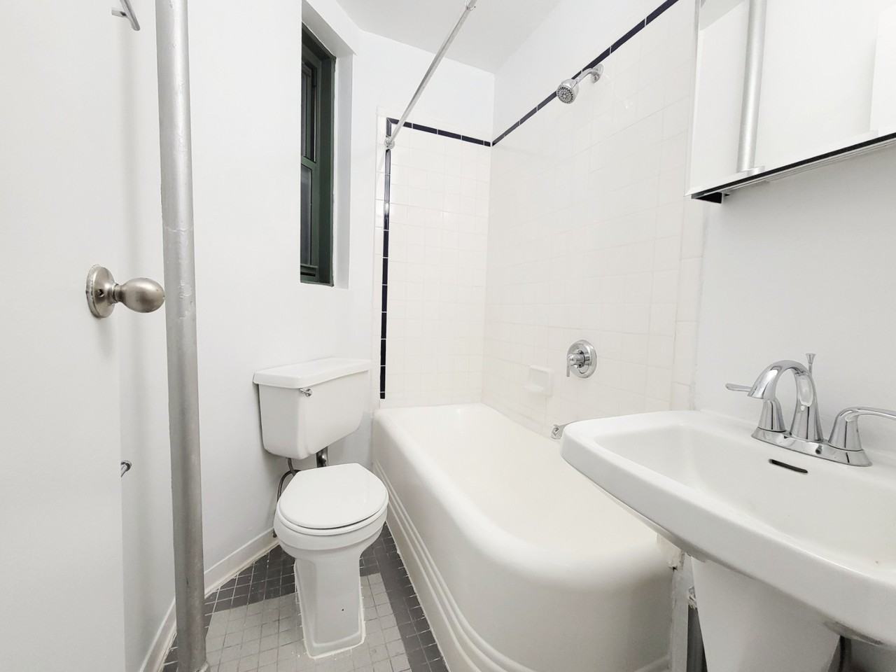 E 79th St #3G - Photo 2 of 4