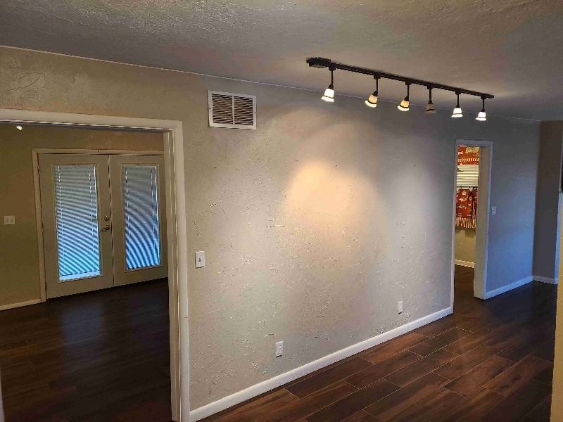 2152 Huntleigh Dr - Photo 2 of 22