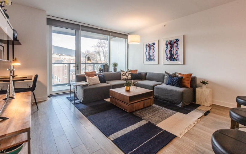 2357 N Lincoln Ave - Photo 3 of 9