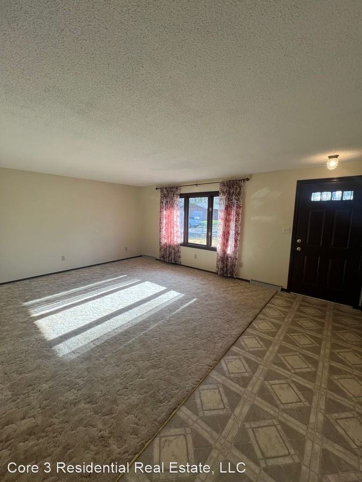 2427 Austin Dr - Photo 2 of 9