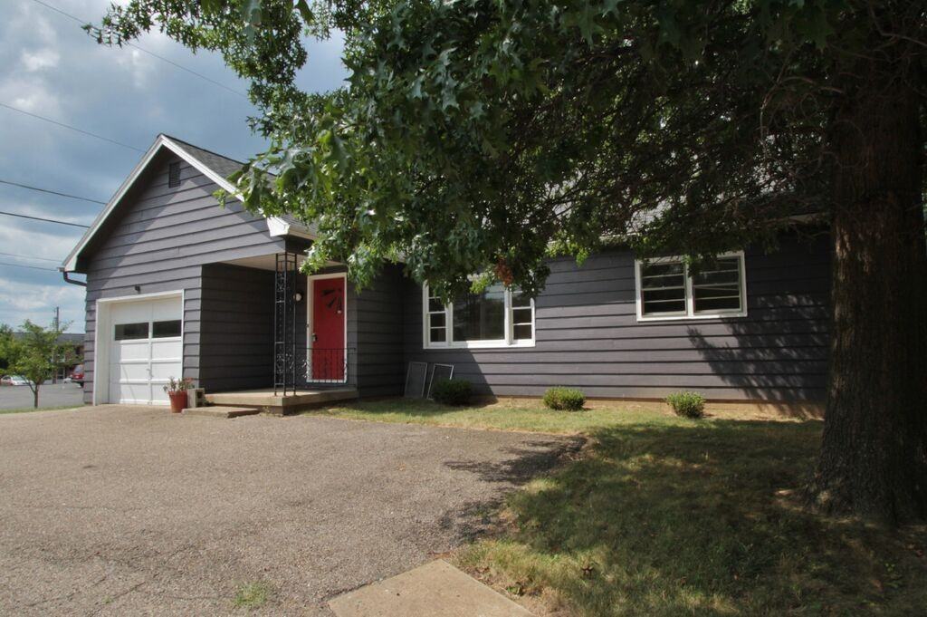 1041 Beverly Ave - Photo 2 of 11