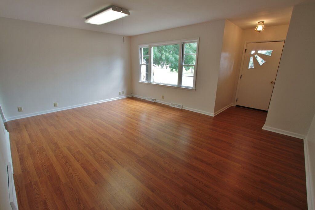 1041 Beverly Ave - Photo 3 of 11