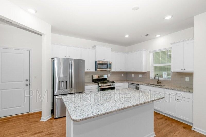2831 Aubrey St - Photo 2 of 14