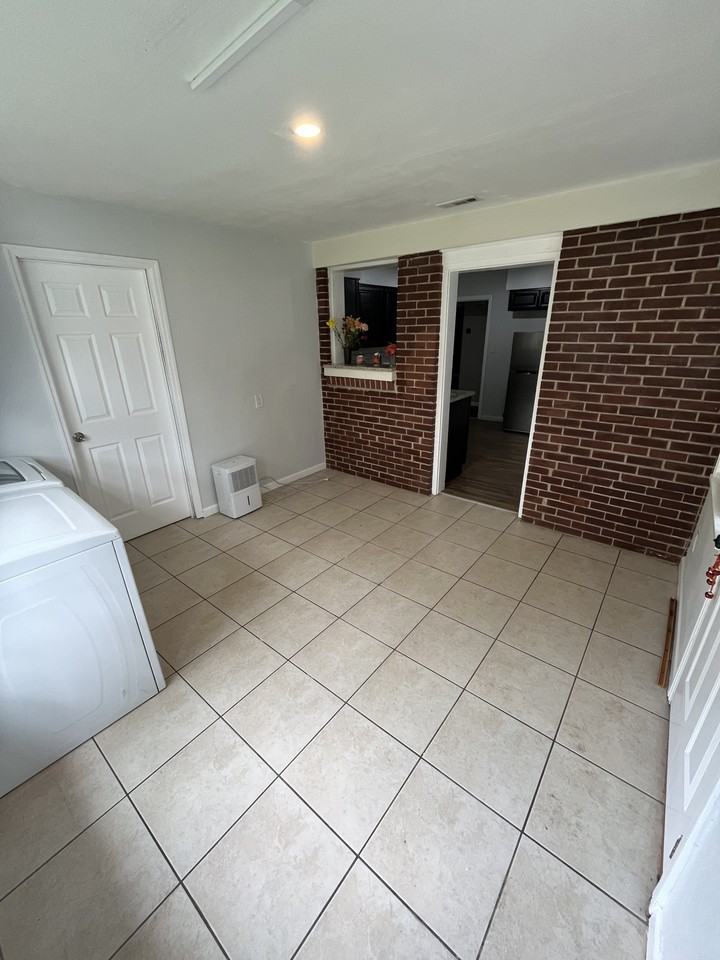 4078 Spring Park Cir #NA - Photo 3 of 9