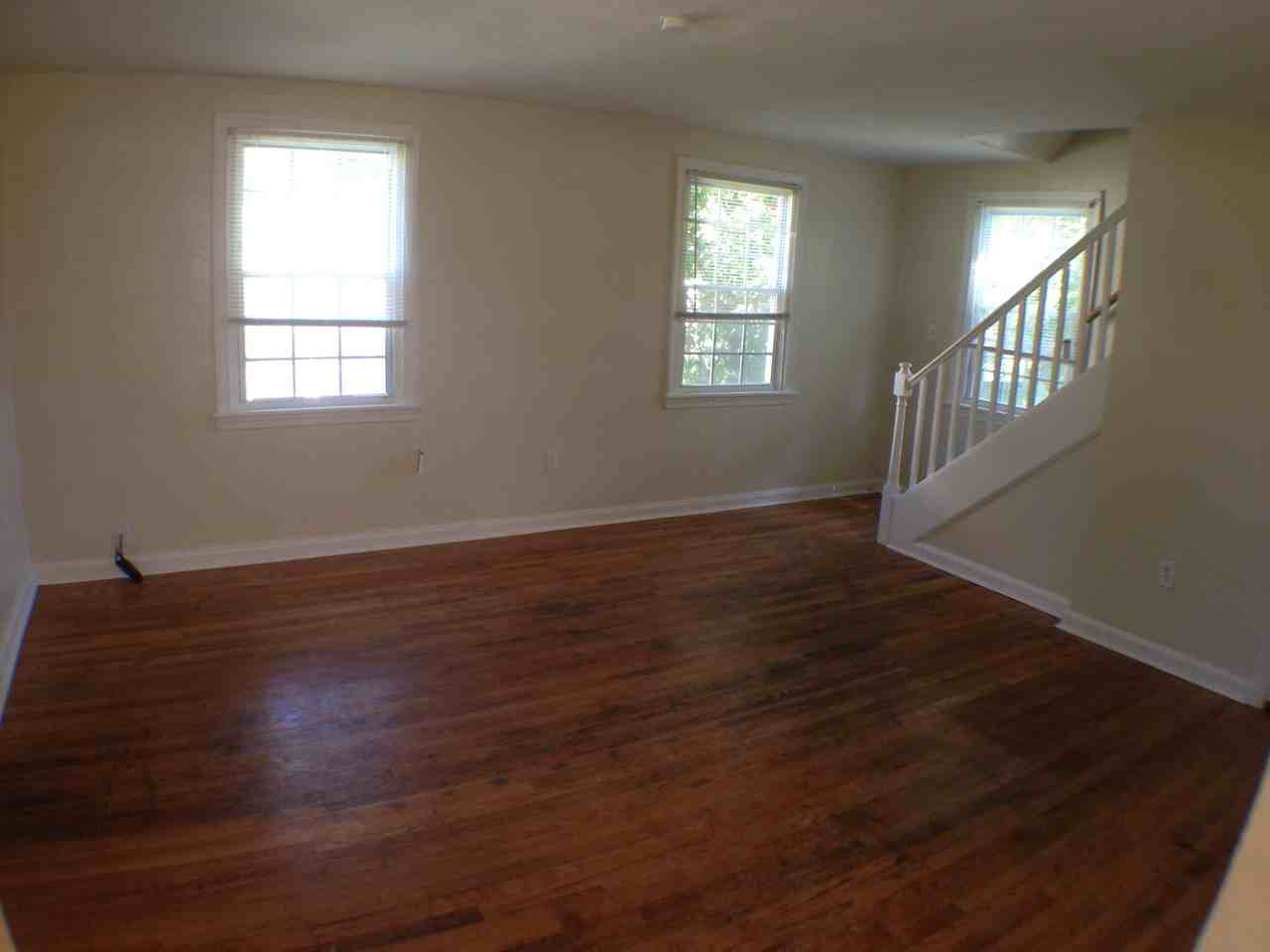 942 20th St - Photo 2 of 8