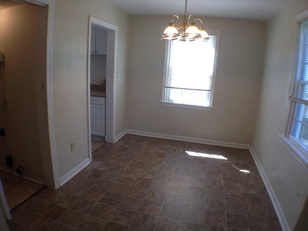 942 20th St - Photo 3 of 8