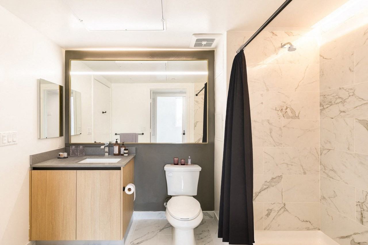 Gillis House Apartments 5570 Melrose Ave, Los Angeles, CA 90038 Zumper