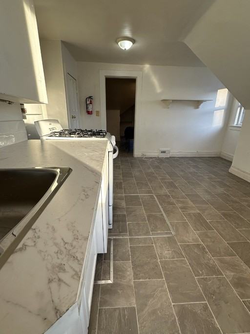 10256 95 St Nw #3rdFL - Photo 2 of 12