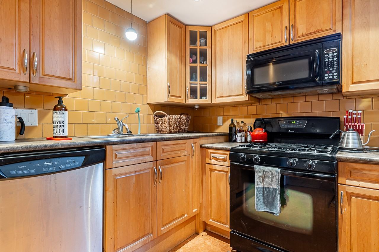 2532 Balaclava Street - Photo 3 of 18