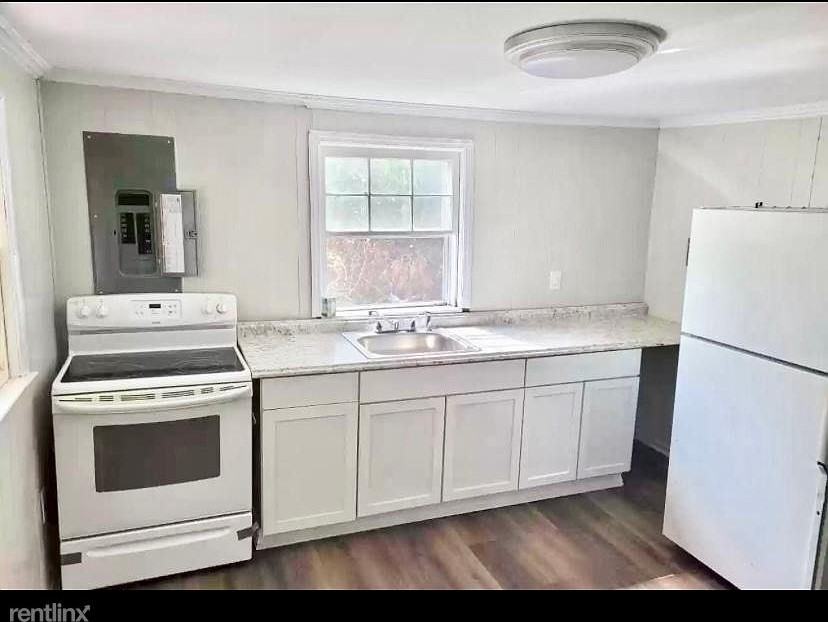 404 2nd St - Photo 2 of 10