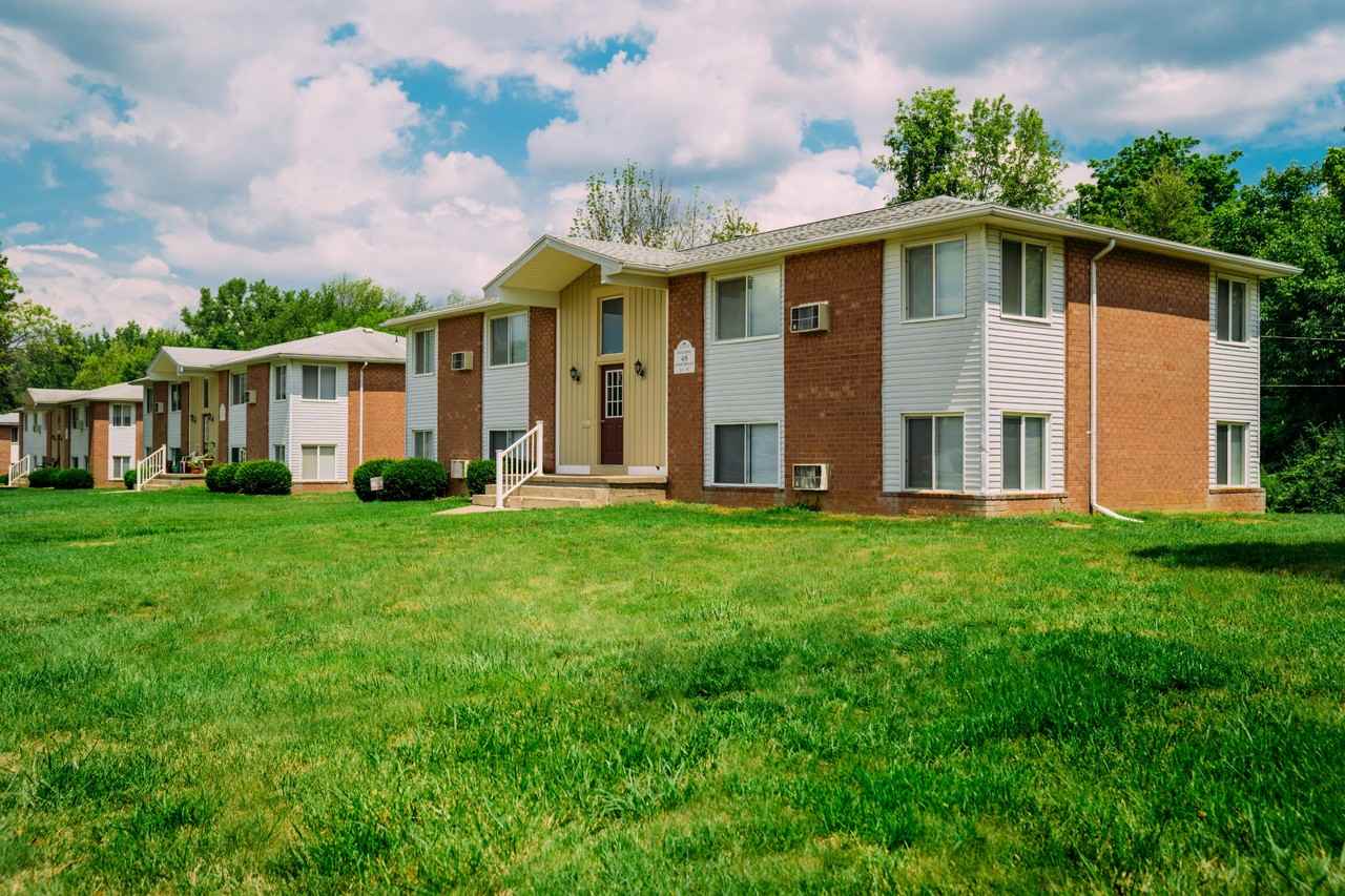 Colonial Manor Apartments - Photo 3 of 26