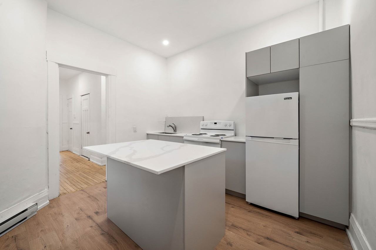 2250 Avenue Girouard #11