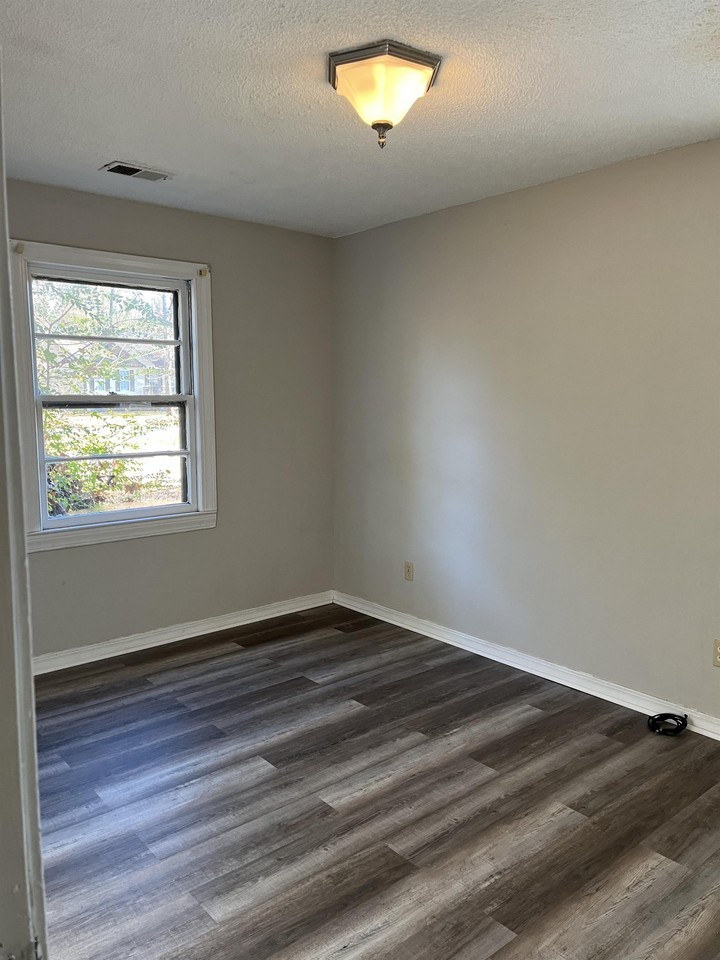 1885 Elmwood Dr #1 - Photo 3 of 10