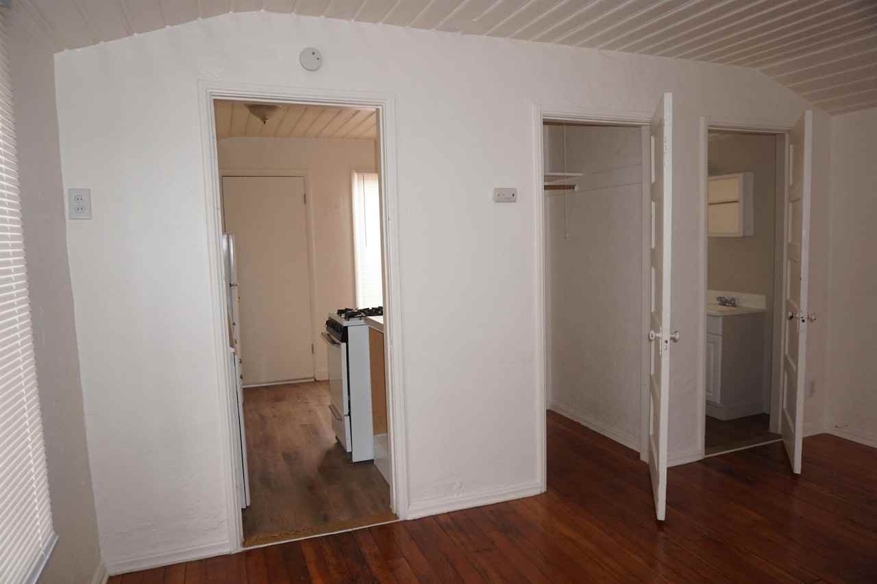 1141 Adams - Photo 2 of 11