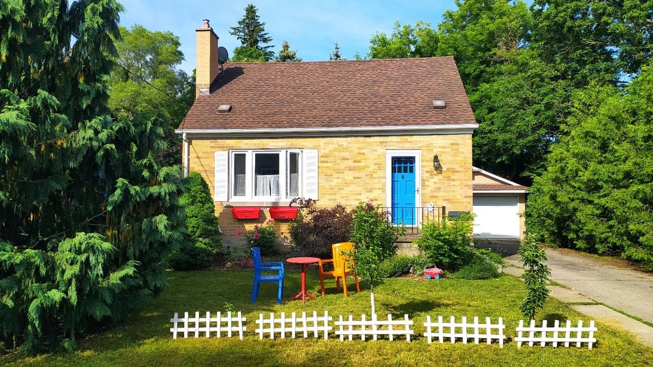 7 Beverley St 1, Waterloo, ON N2L 2H5 3 Bedroom House for 2,600/month