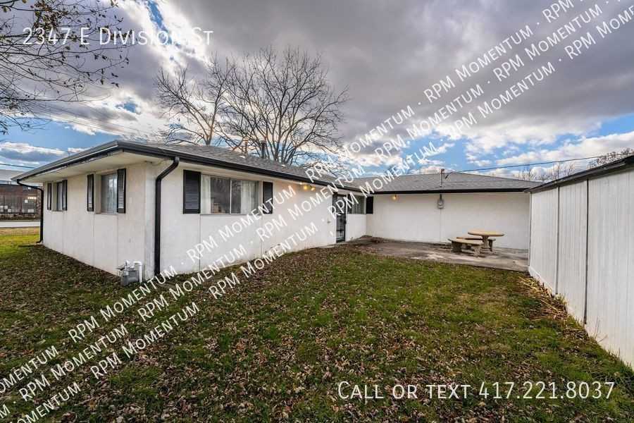 2347 E Division St - Photo 3 of 20