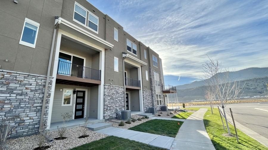 15588 W Warren Ave - Photo 2 of 34