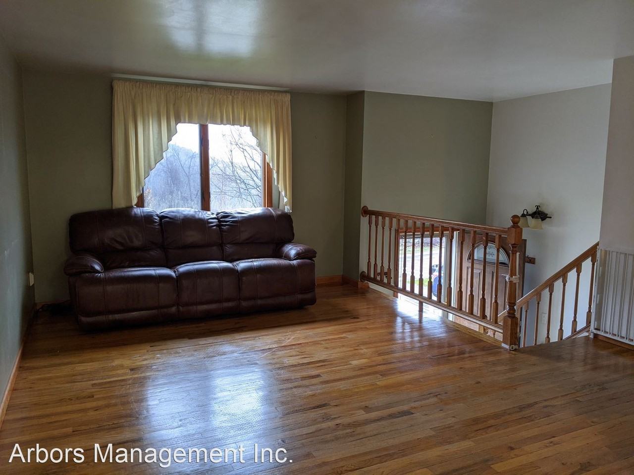 202 Oak St - Photo 2 of 14