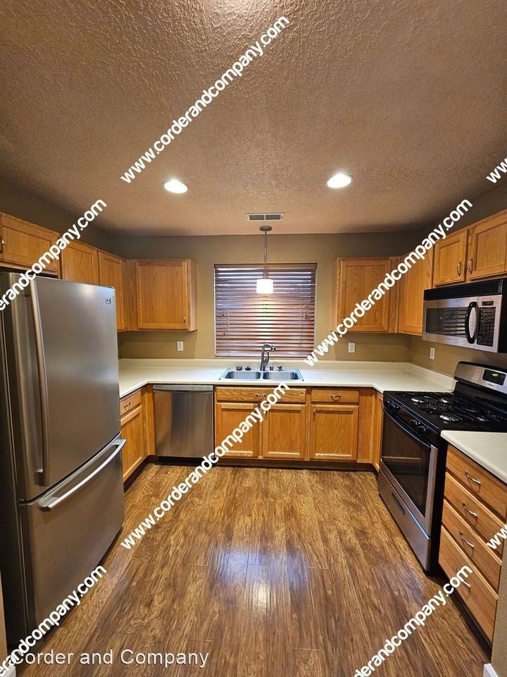 423 Sawtooth St Se - Photo 3 of 17