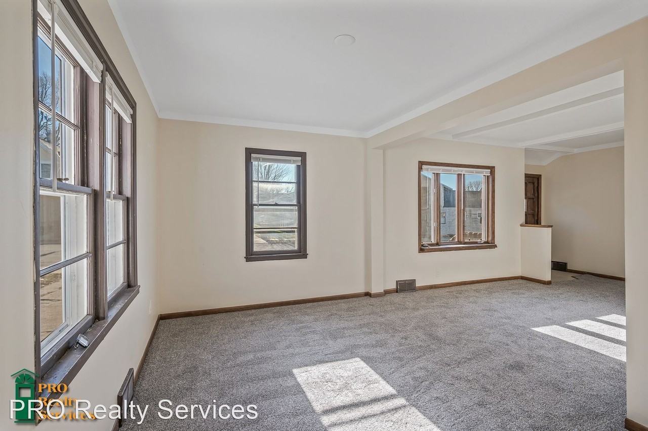 207 1st St Sw - Photo 3 of 25