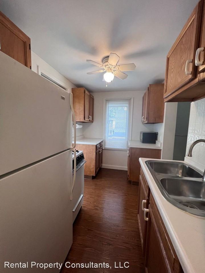 Richmond Park Neighborhood 2 bedroom lower unit! - Photo 2 of 17