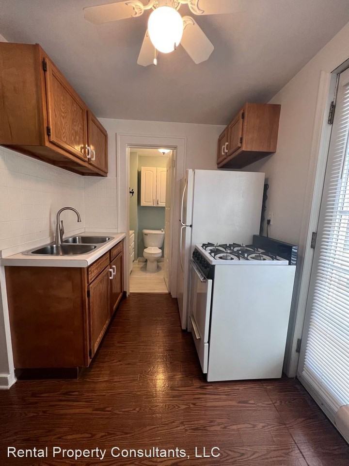 Richmond Park Neighborhood 2 bedroom lower unit! - Photo 3 of 17